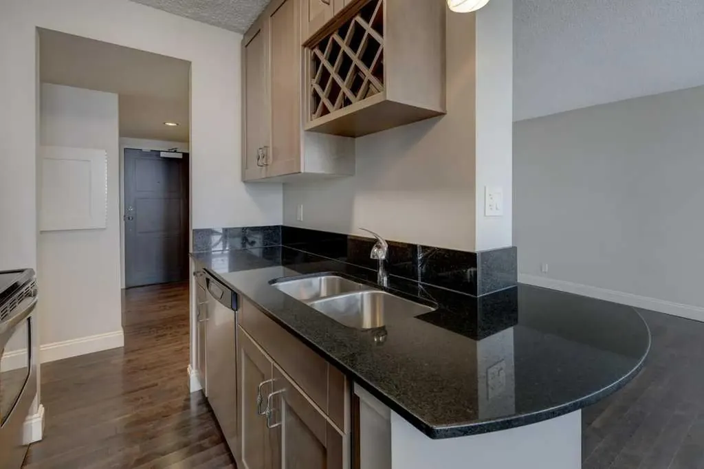 733 14 Avenue SW Calgary AB T2R 0W1
