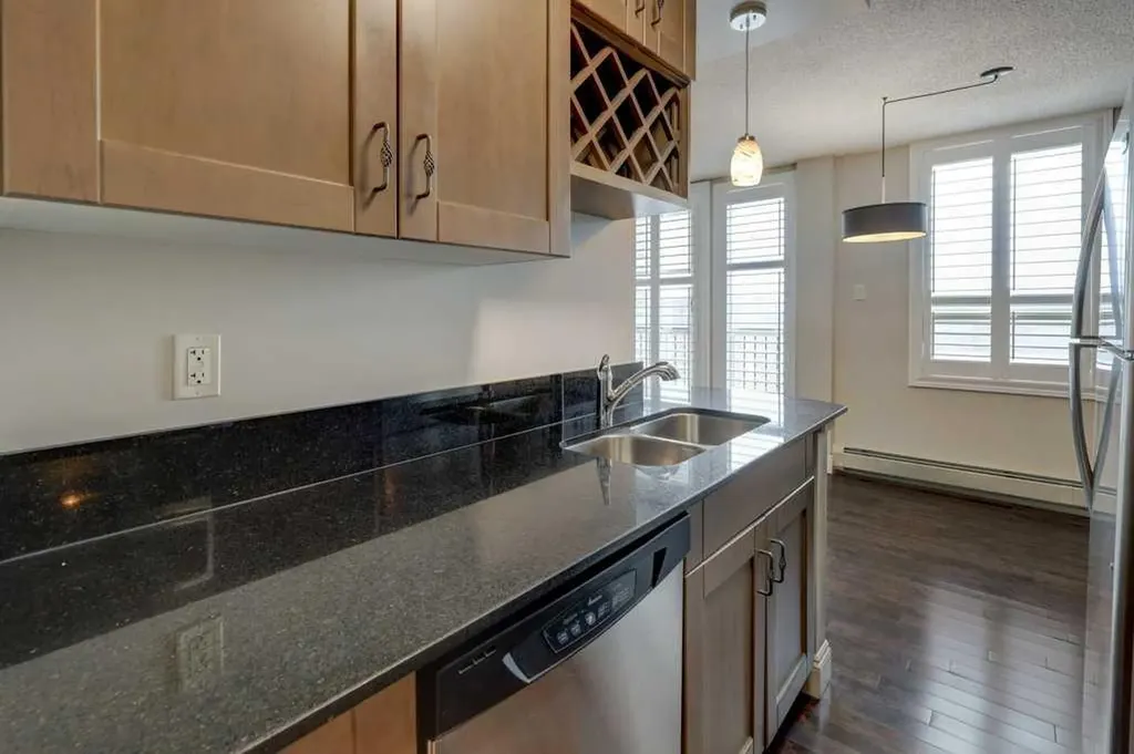 733 14 Avenue SW Calgary AB T2R 0W1