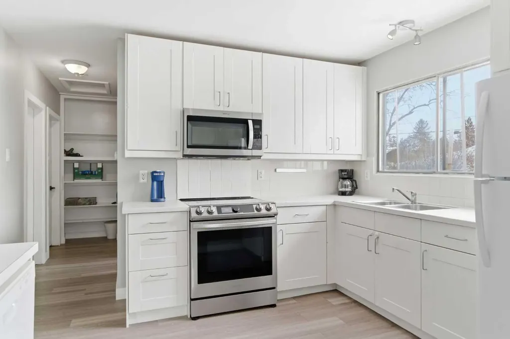 173 Gordon Drive SW Calgary AB T3E 5B1