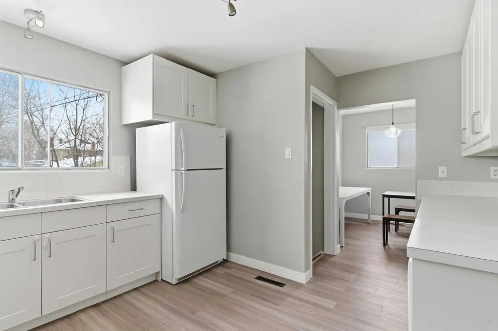 173 Gordon Drive SW Calgary AB T3E 5B1