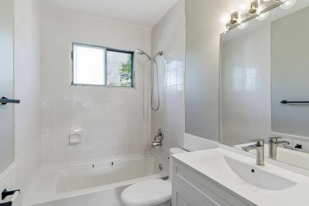 173 Gordon Drive SW Calgary AB T3E 5B1
