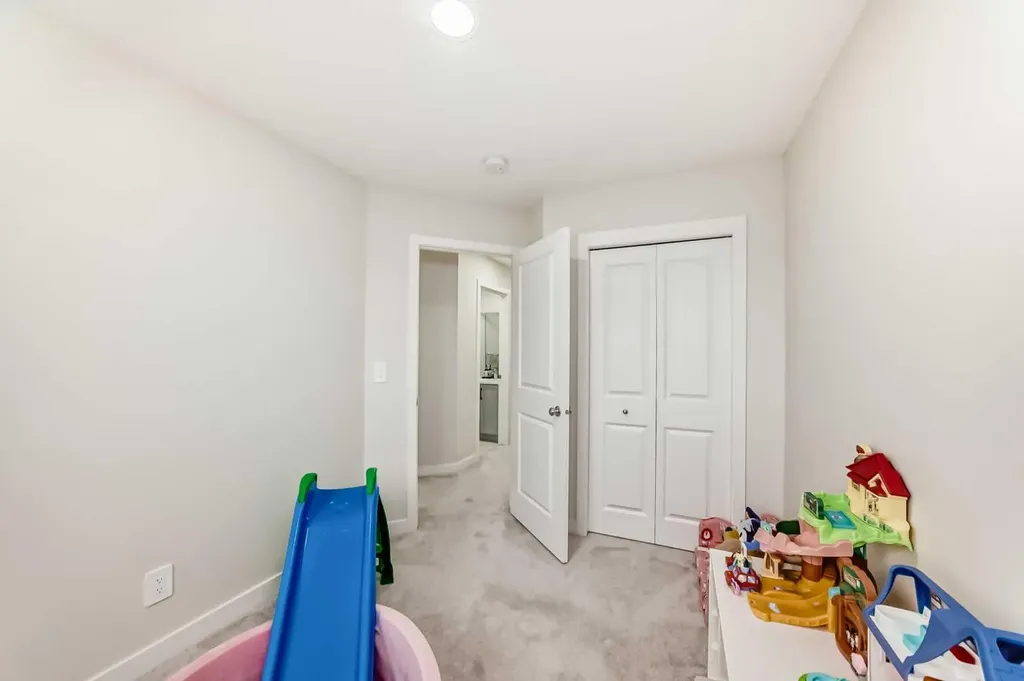 149 Lavender Manor SE Calgary AB T3S 0G7