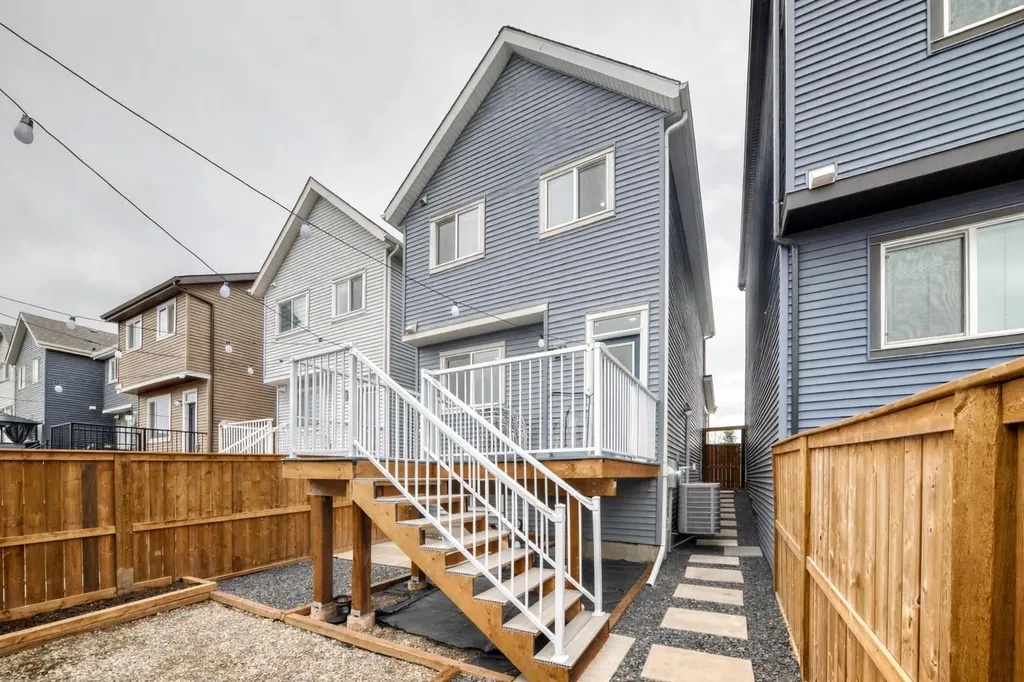 149 Lavender Manor SE Calgary AB T3S 0G7