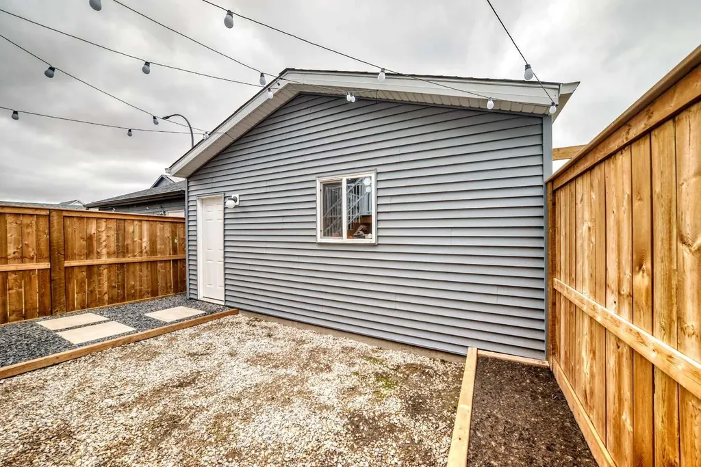 149 Lavender Manor SE Calgary AB T3S 0G7