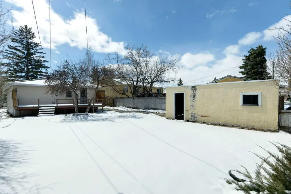 8312 47 Avenue NW Calgary AB T3B 1Z7