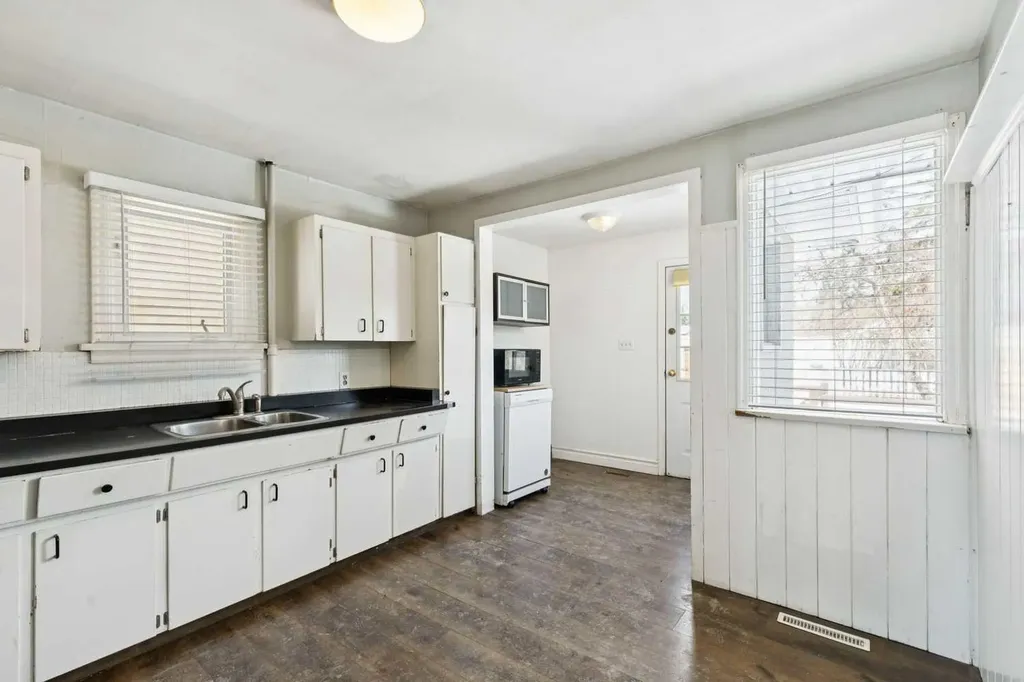 8312 47 Avenue NW Calgary AB T3B 1Z7