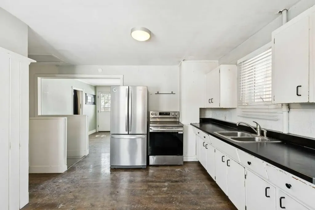 8312 47 Avenue NW Calgary AB T3B 1Z7