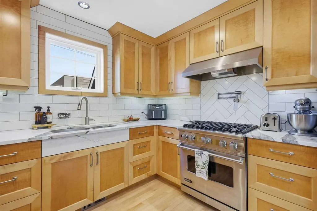 2712 22 Street SW Calgary AB T2T 5G4