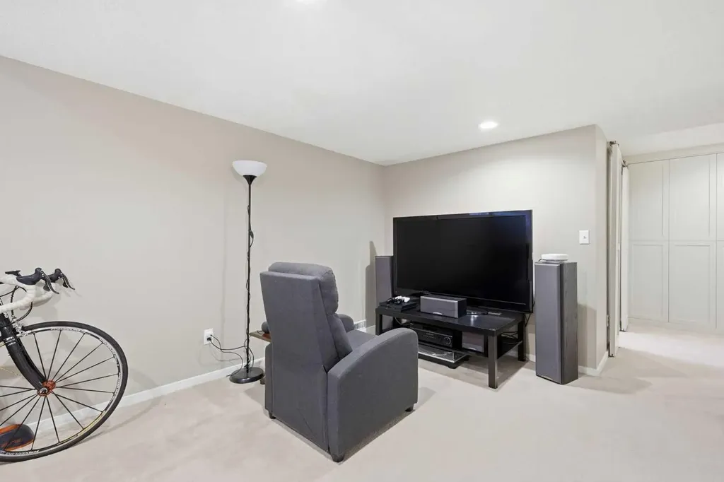 2712 22 Street SW Calgary AB T2T 5G4