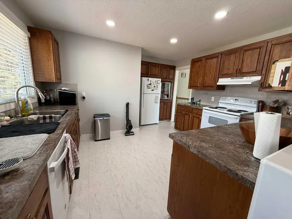73 Mcgill Boulevard W Lethbridge AB T1K 3V7
