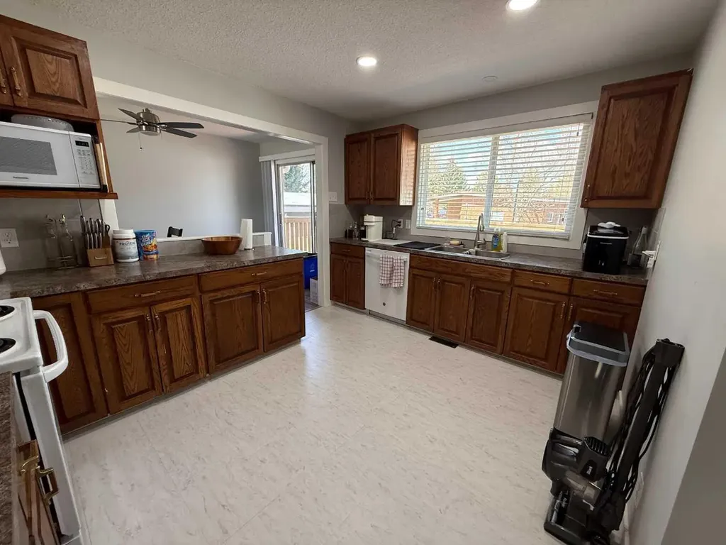 73 Mcgill Boulevard W Lethbridge AB T1K 3V7