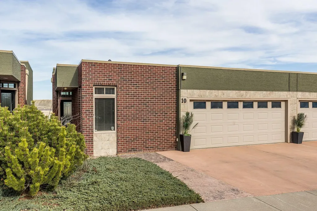 10 Palisades Mews NE Medicine Hat AB T1C2B5