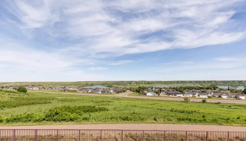 10 Palisades Mews NE Medicine Hat AB T1C2B5