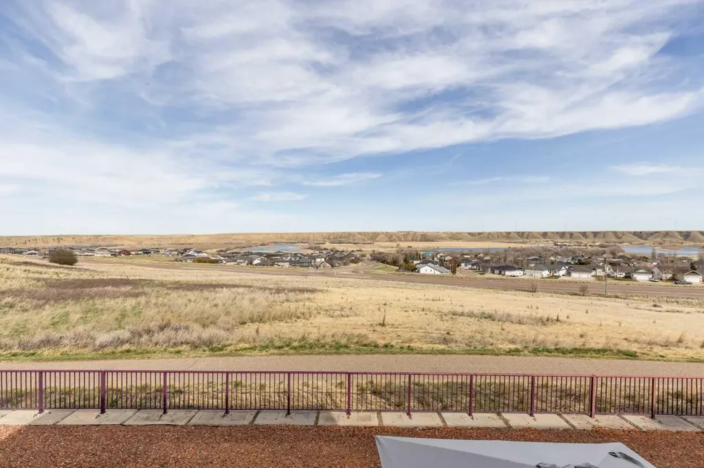 10 Palisades Mews NE Medicine Hat AB T1C2B5