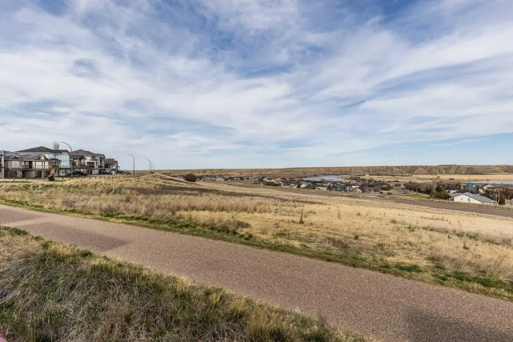 10 Palisades Mews NE Medicine Hat AB T1C2B5