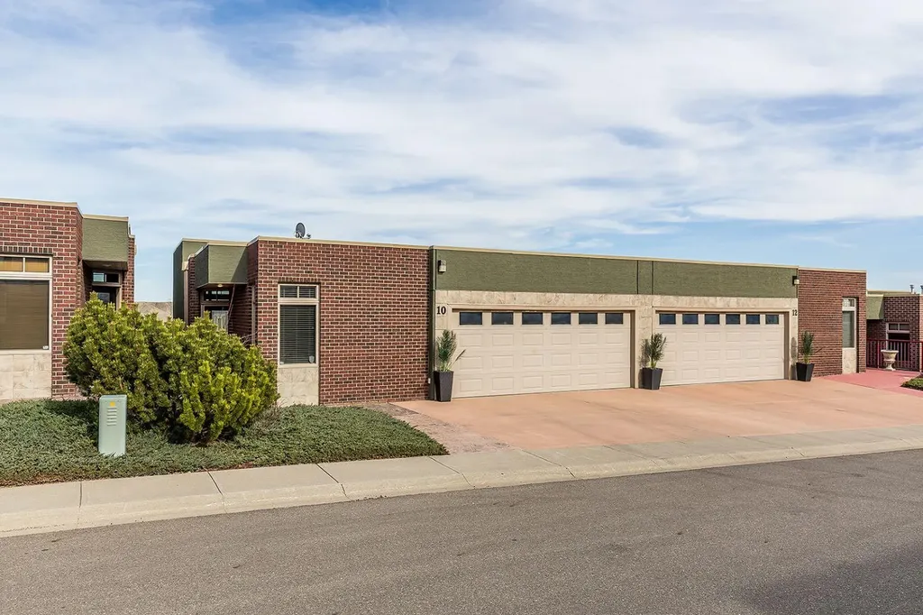 10 Palisades Mews NE Medicine Hat AB T1C2B5