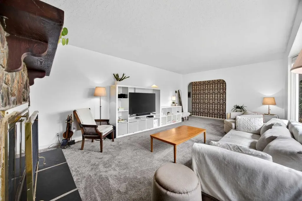 1232 40 Avenue NW Calgary AB T2K 0G4