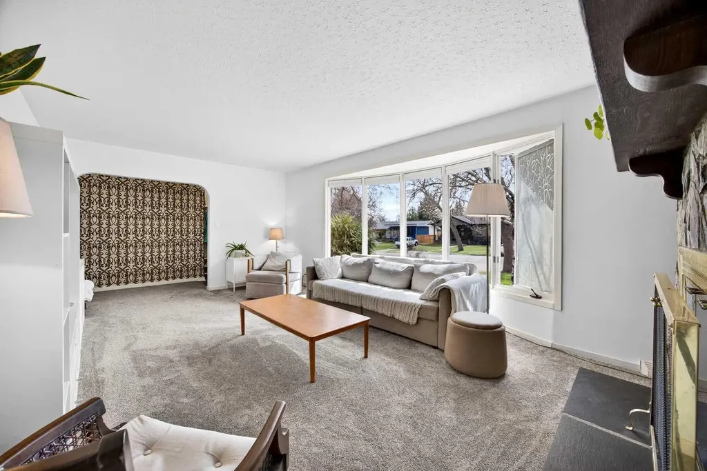 1232 40 Avenue NW Calgary AB T2K 0G4