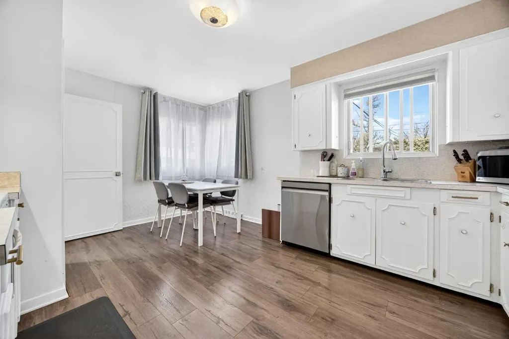 1232 40 Avenue NW Calgary AB T2K 0G4