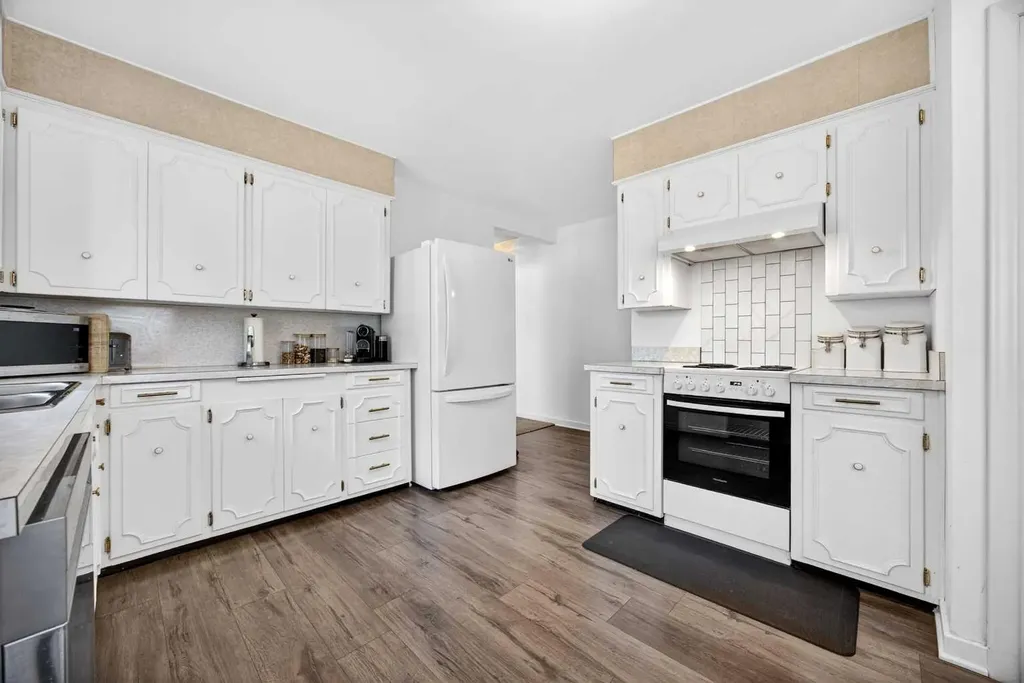 1232 40 Avenue NW Calgary AB T2K 0G4
