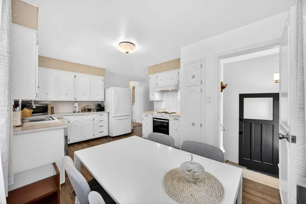 1232 40 Avenue NW Calgary AB T2K 0G4