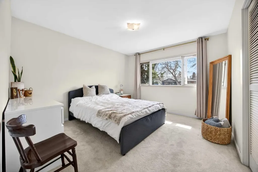 1232 40 Avenue NW Calgary AB T2K 0G4
