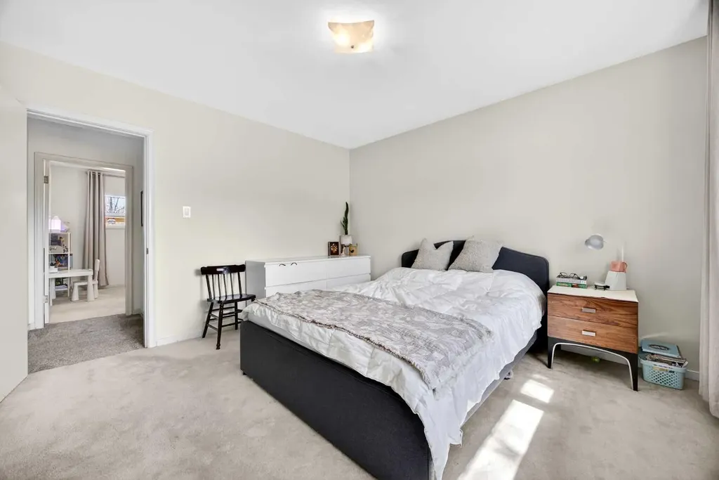 1232 40 Avenue NW Calgary AB T2K 0G4