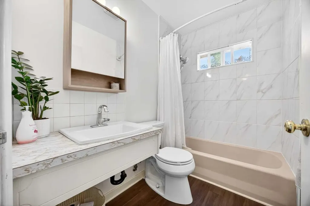 1232 40 Avenue NW Calgary AB T2K 0G4