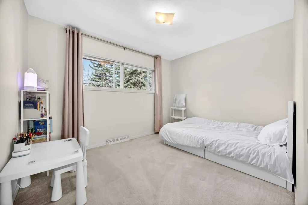 1232 40 Avenue NW Calgary AB T2K 0G4