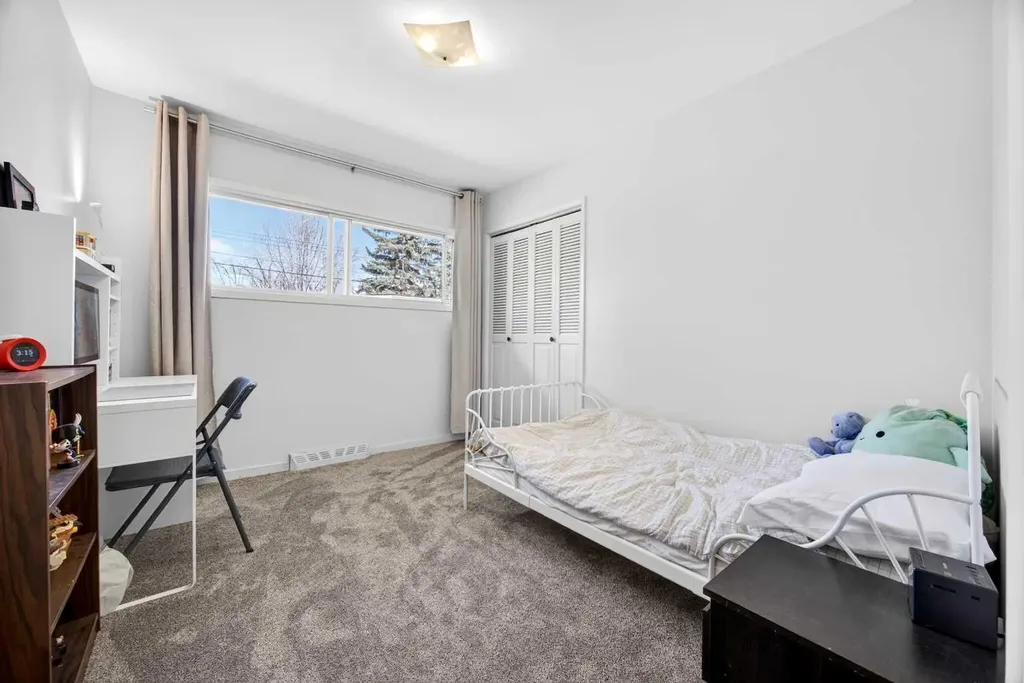 1232 40 Avenue NW Calgary AB T2K 0G4