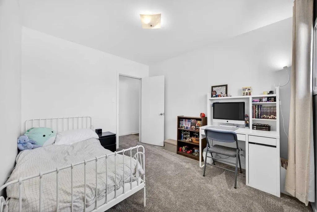 1232 40 Avenue NW Calgary AB T2K 0G4