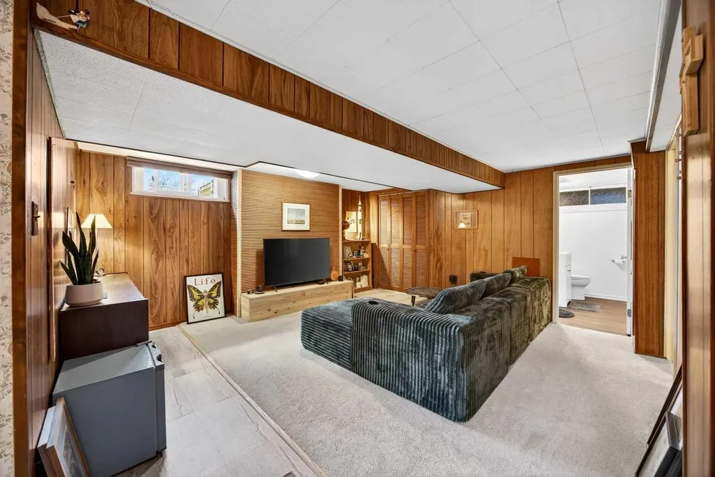 1232 40 Avenue NW Calgary AB T2K 0G4