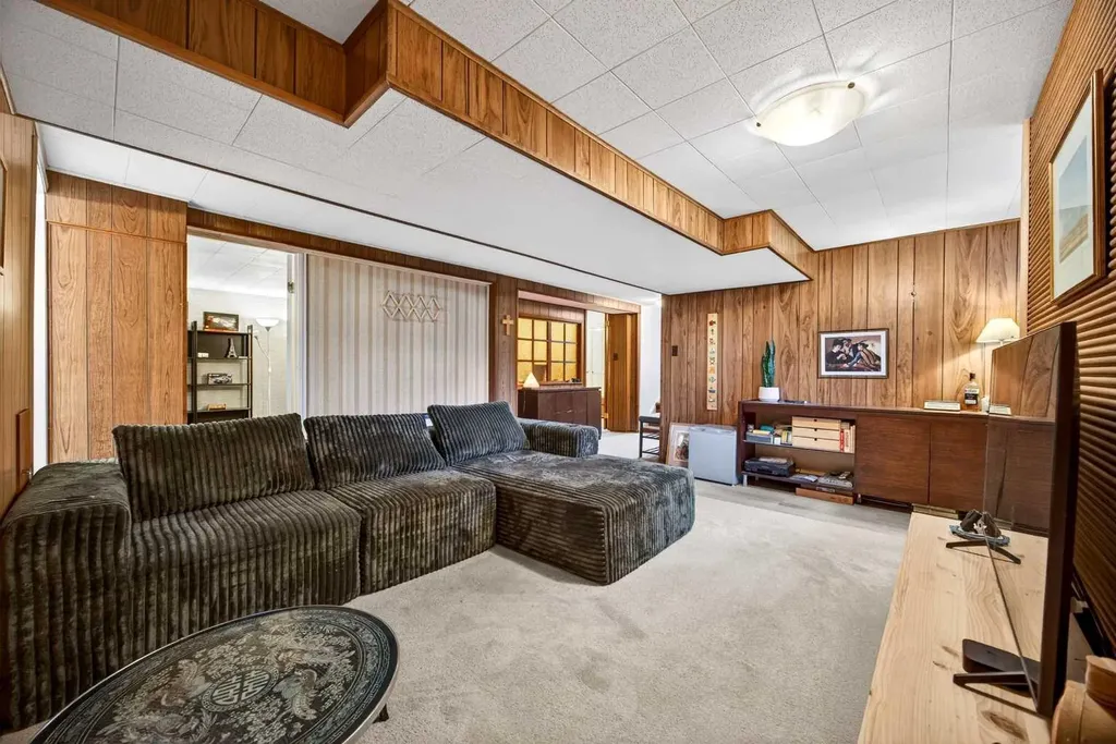 1232 40 Avenue NW Calgary AB T2K 0G4