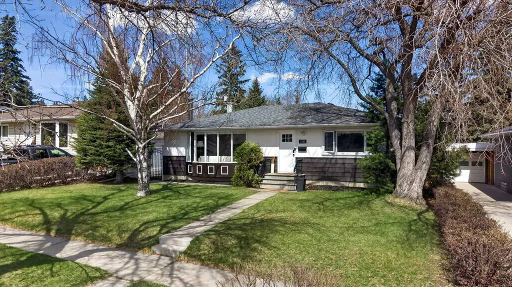 1232 40 Avenue NW Calgary AB T2K 0G4