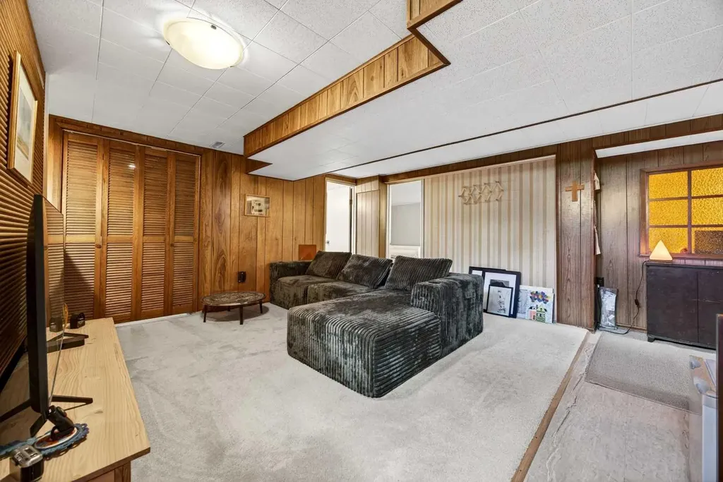 1232 40 Avenue NW Calgary AB T2K 0G4