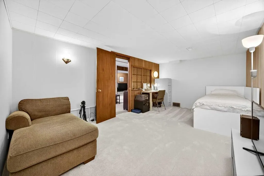 1232 40 Avenue NW Calgary AB T2K 0G4