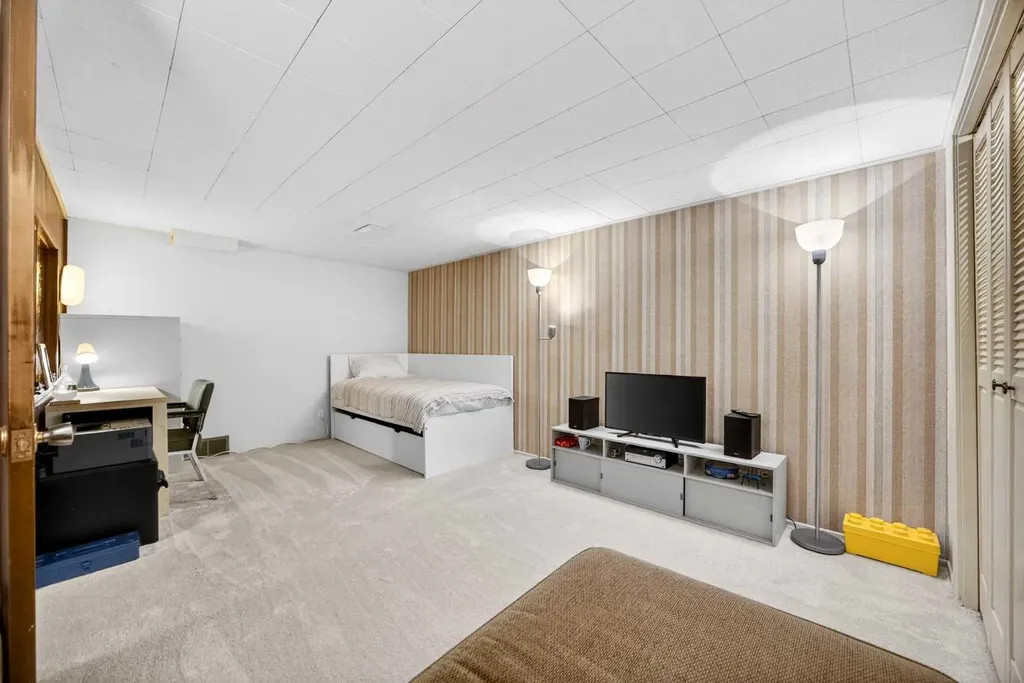 1232 40 Avenue NW Calgary AB T2K 0G4
