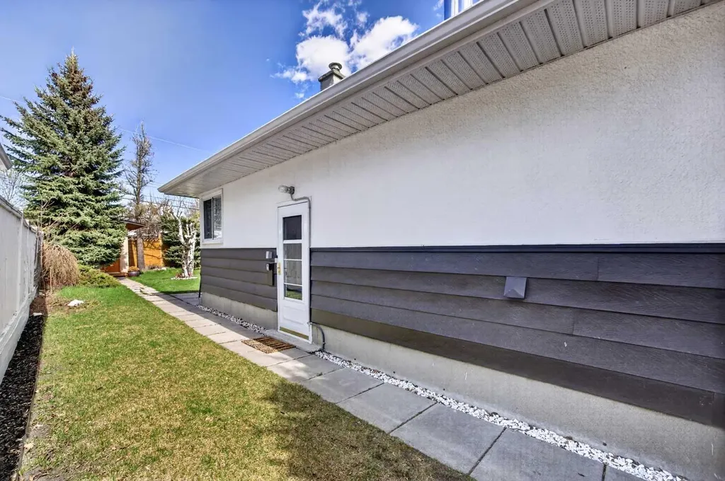 1232 40 Avenue NW Calgary AB T2K 0G4
