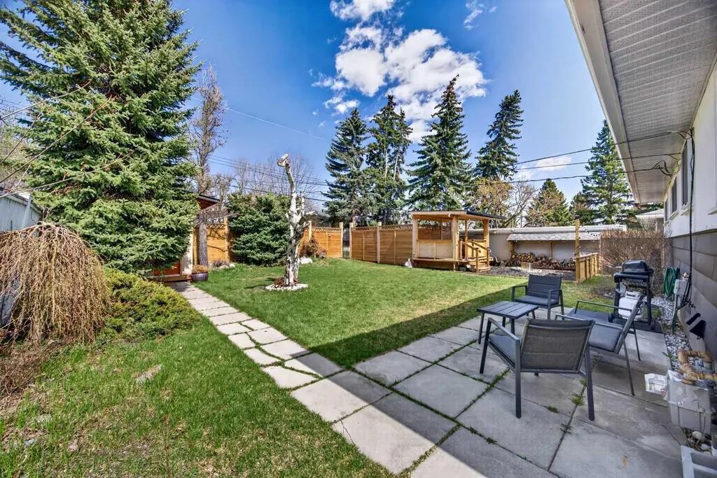 1232 40 Avenue NW Calgary AB T2K 0G4