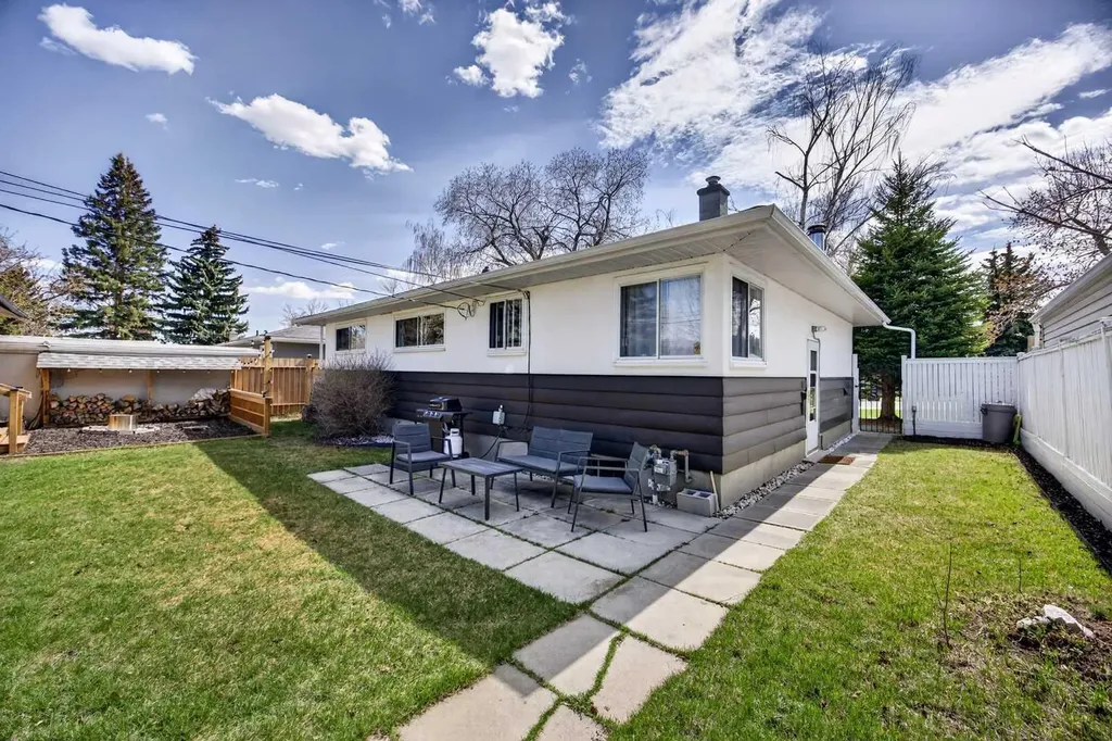 1232 40 Avenue NW Calgary AB T2K 0G4