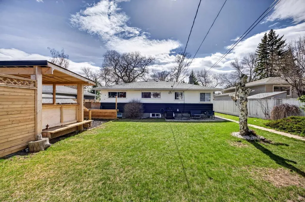 1232 40 Avenue NW Calgary AB T2K 0G4