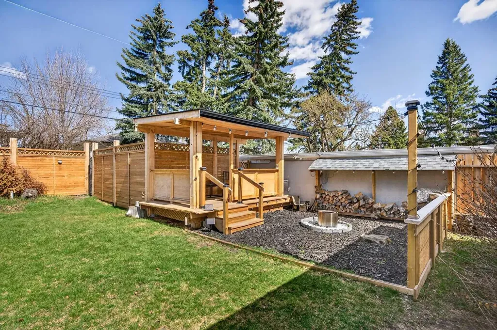 1232 40 Avenue NW Calgary AB T2K 0G4