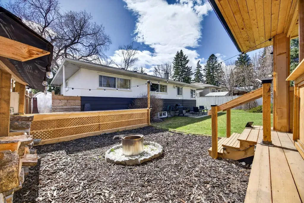 1232 40 Avenue NW Calgary AB T2K 0G4