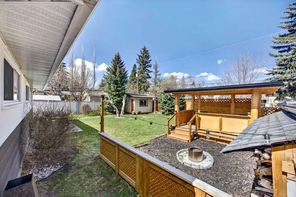 1232 40 Avenue NW Calgary AB T2K 0G4