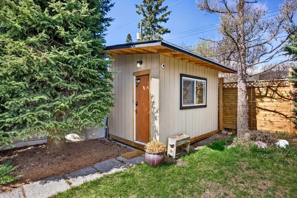 1232 40 Avenue NW Calgary AB T2K 0G4