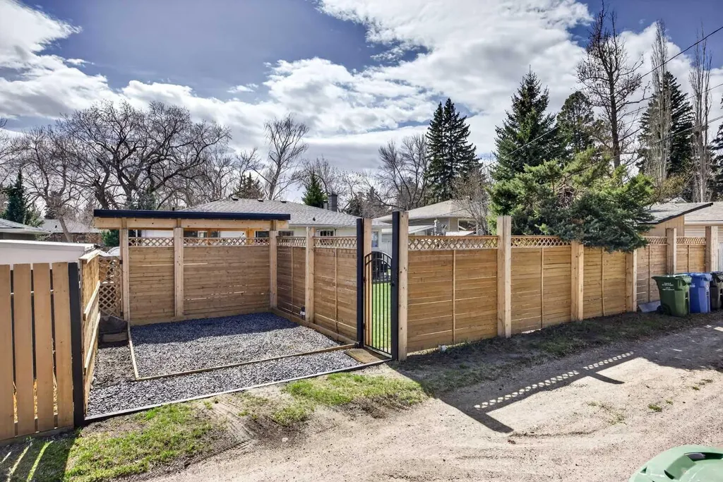 1232 40 Avenue NW Calgary AB T2K 0G4