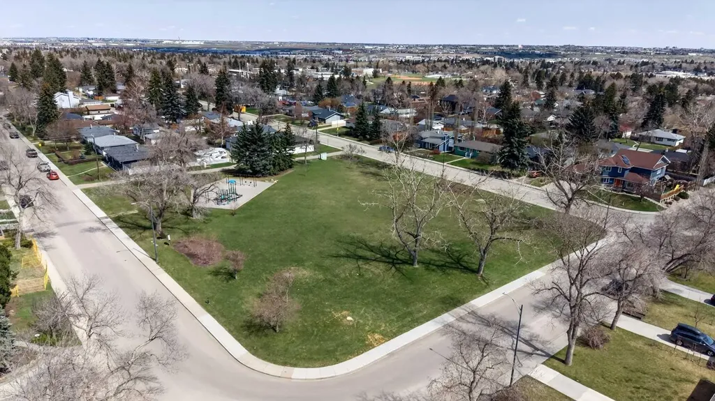 1232 40 Avenue NW Calgary AB T2K 0G4