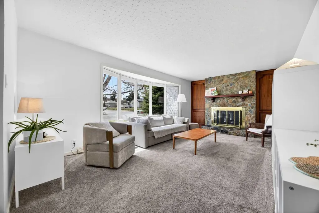 1232 40 Avenue NW Calgary AB T2K 0G4