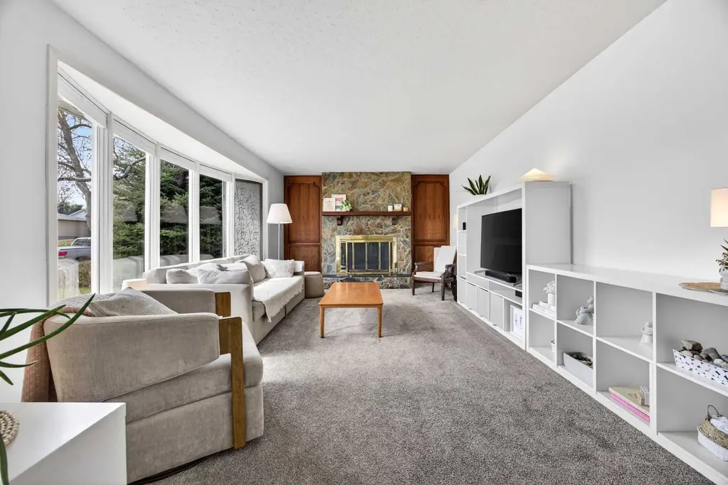 1232 40 Avenue NW Calgary AB T2K 0G4