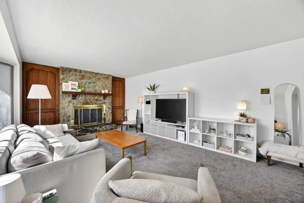 1232 40 Avenue NW Calgary AB T2K 0G4